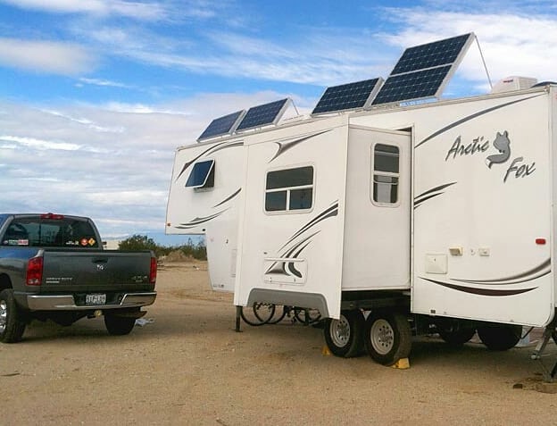 RV with solar panels set on top photo by Instagram user @sumnerrvcenter