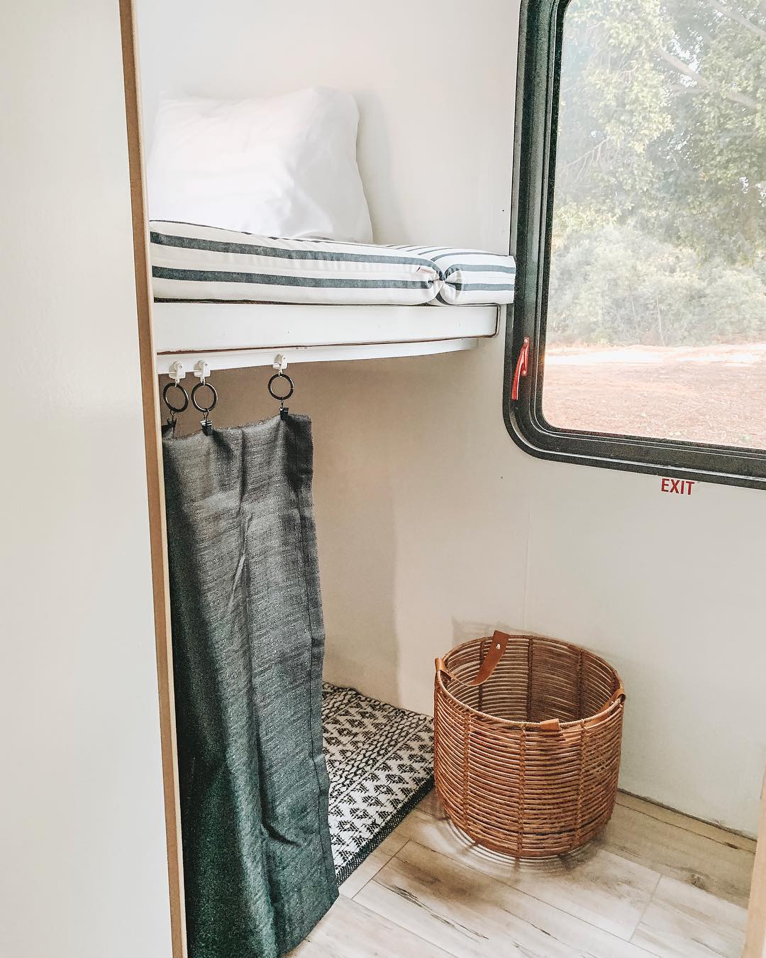 dog bunk in RV with sleeping pad and sliding screen photo by Instagram user @thesloppyjos