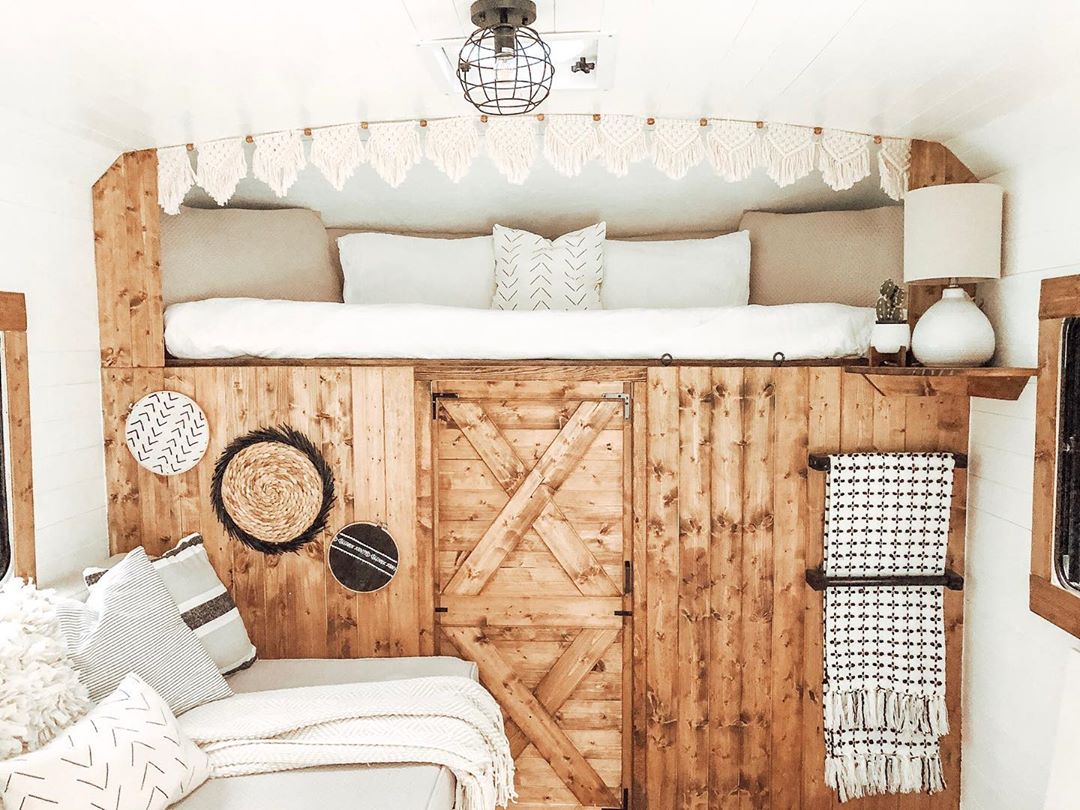 farmhouse style RV with loft bed set up in bedroom photo by Instagram user @theroamin30s