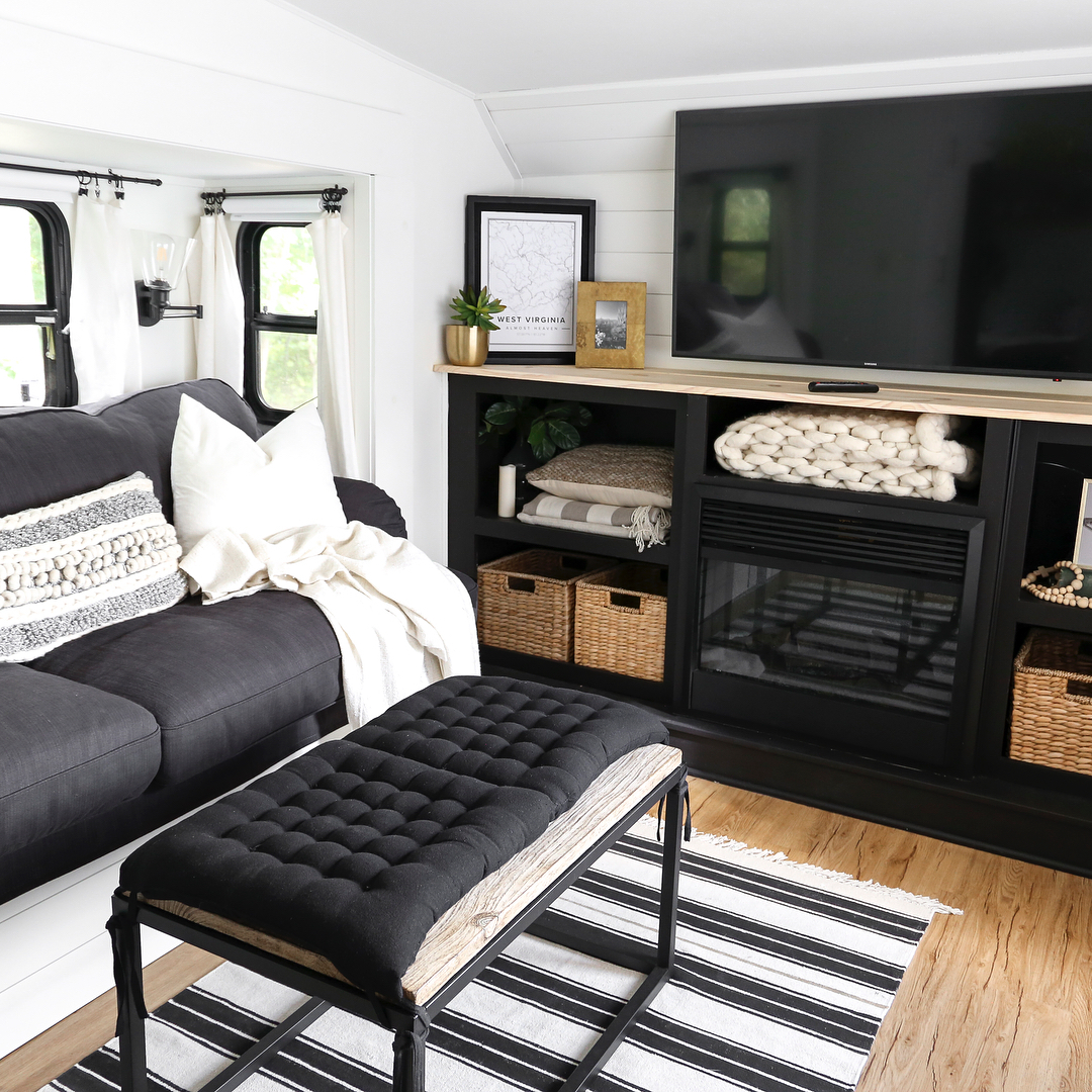 RV with updated seating and lounge area photo by Instagram user @plumprettydecoranddesign