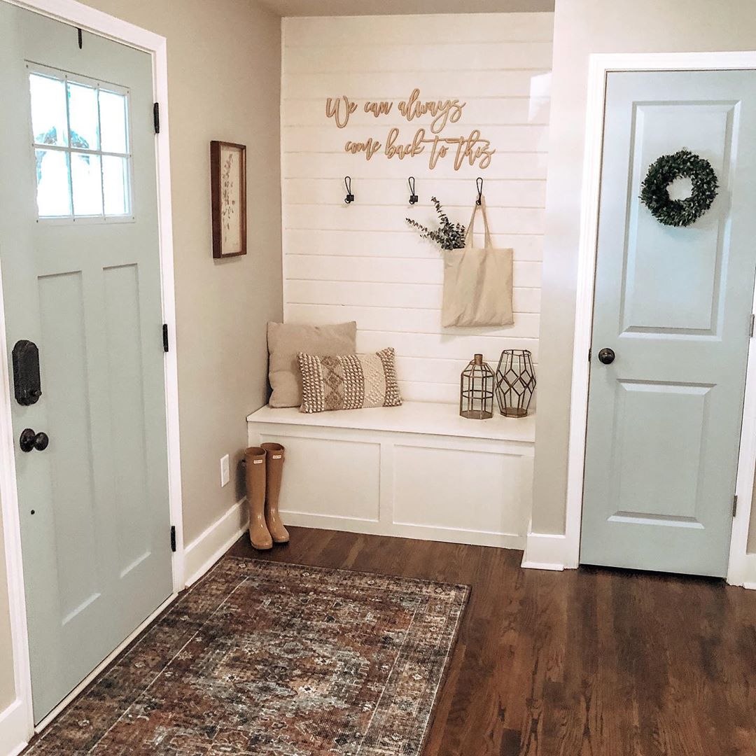 small bench built into small corner in the front foyer photo by Instagram user @bri.willi_