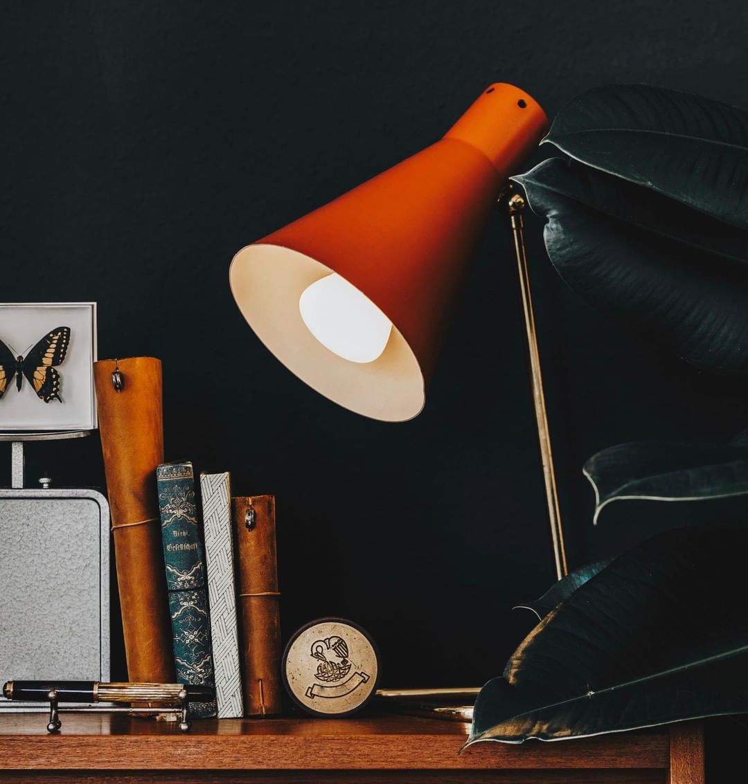 desk lamp with a smart light bulb photo by Instagram user @philipshue