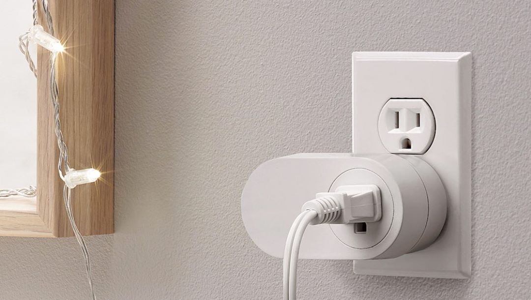 smart wall outlet plugged into original outlet photo by Instagram user @actualizatucasa
