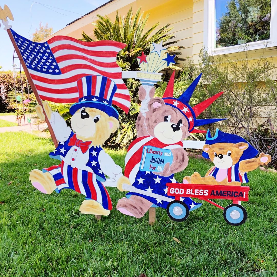 Fourth of July Yard Sign Decorations. Photo by Instagram user @dandjcustomcrafts