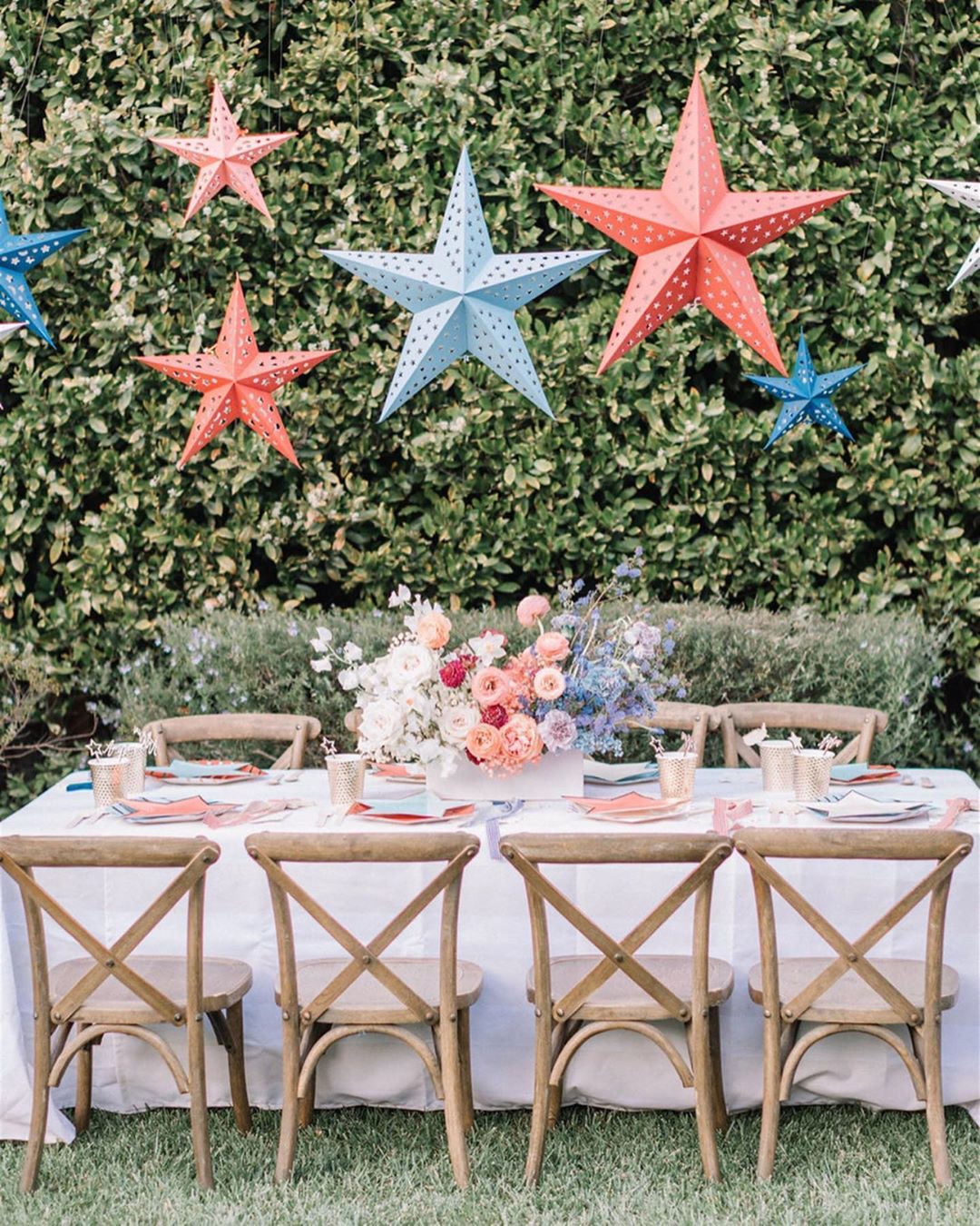 Outdoor Table Set up for a Fourth of July Party. Photo by Instagram user @deetsandthings