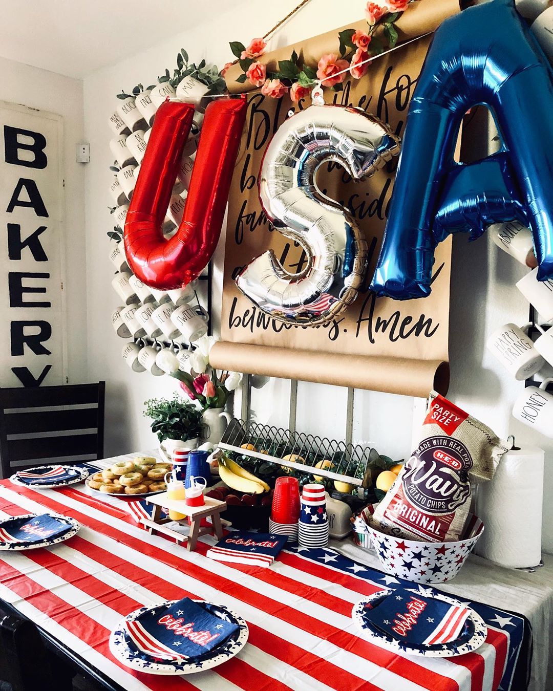 At Home Fourth of July Table with USA Balloons. Photo by Instagram user @mrs_syv