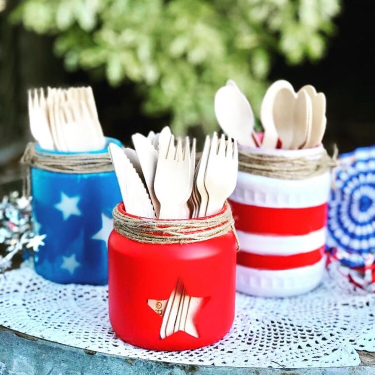 Fourth of July Painted Mason Jars Holding Plasticware. Photo by Instagram user @masonjarbreakfast