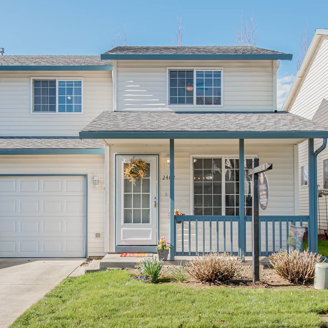 White Townhome with Blue Trim in Oakbrook, Vancouver, WA. Photo by Instagram user @katepnw.realestate