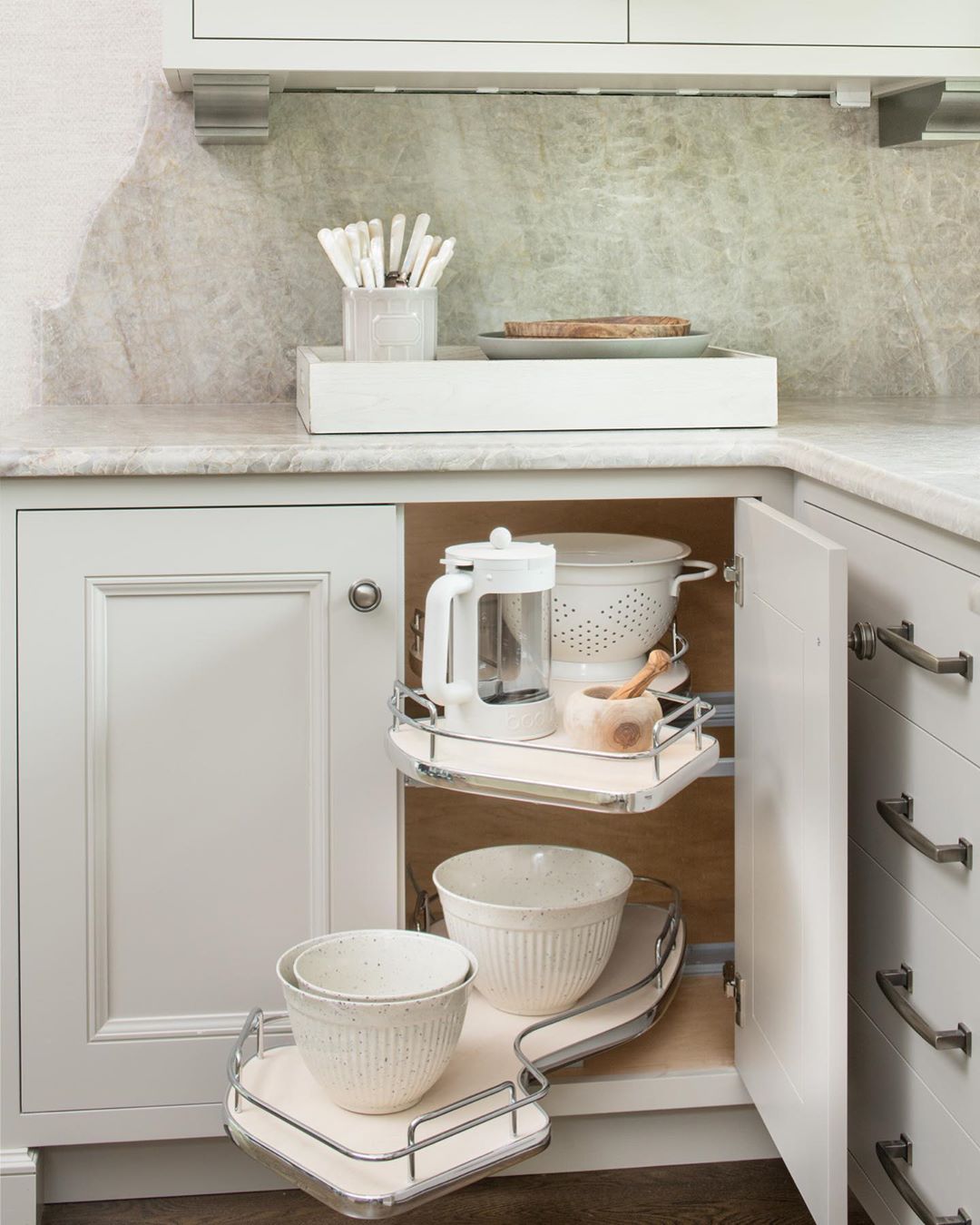 Hidden blind corner shelf in kitchen. Photo by Instagram user @revashelf