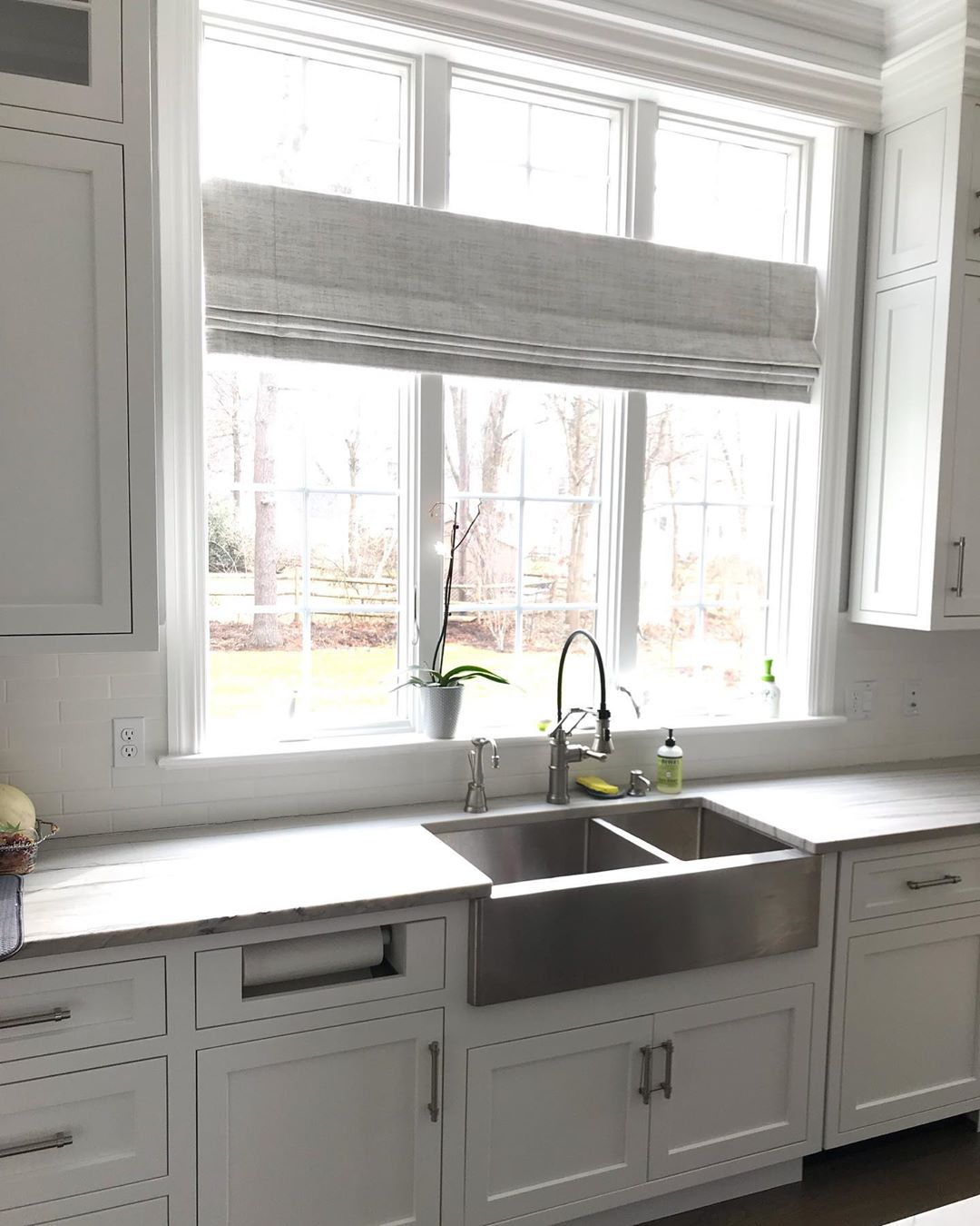 Hidden paper towel holder next to sink. Photo by Instagram user @lusobuiltusa