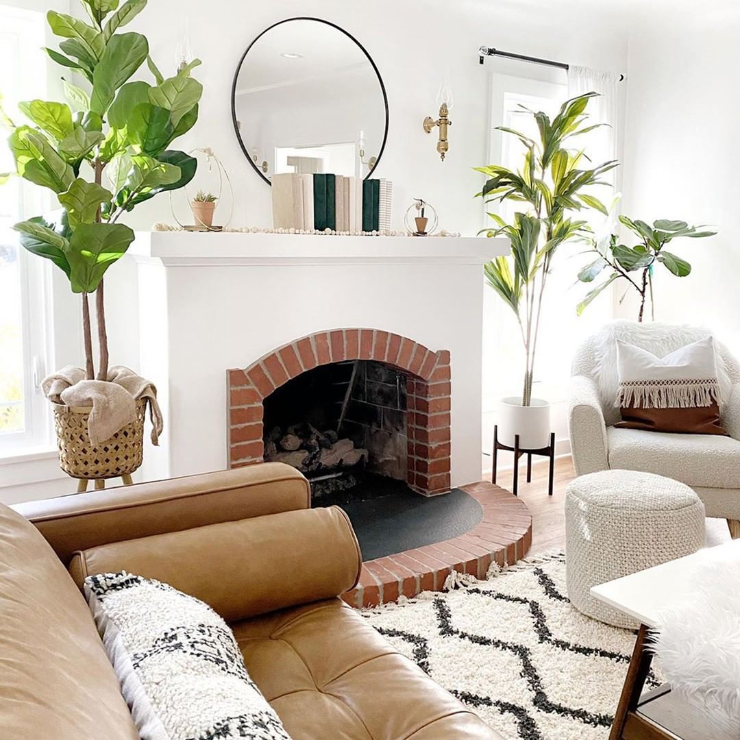 Modern & Minimalist Living Room with Multiple Textures and Furniture Styles. Photo by Instagram user @cottageandsea