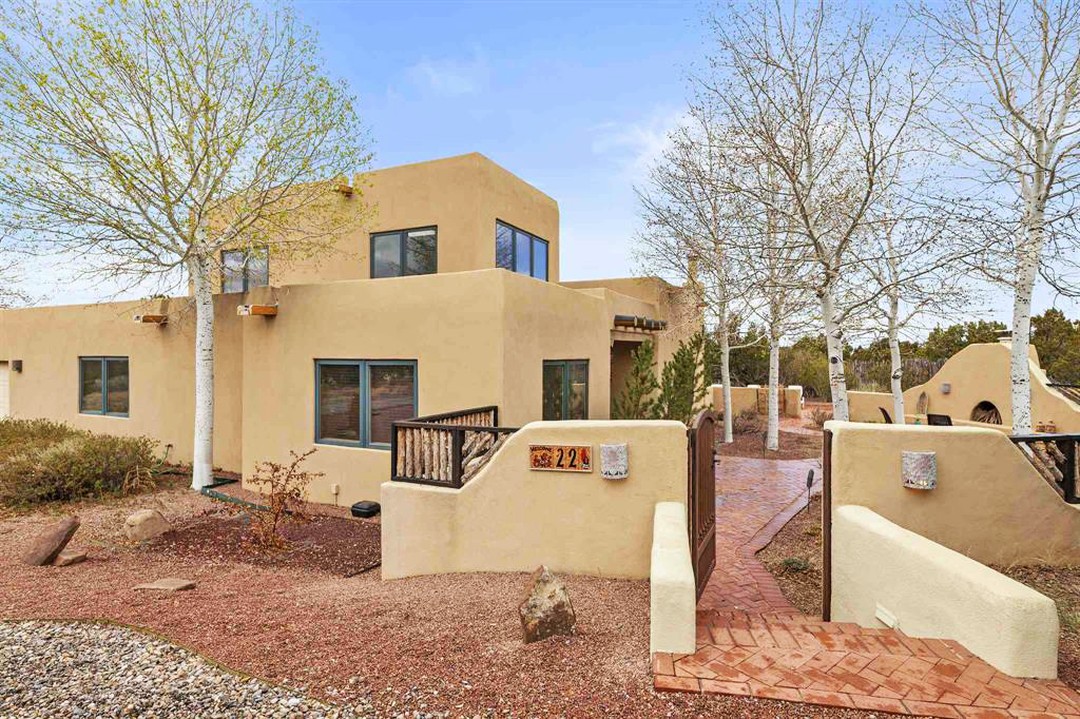 Tan Adobe-style home in Santa Fe. Photo by Instagram user @sarasacra.