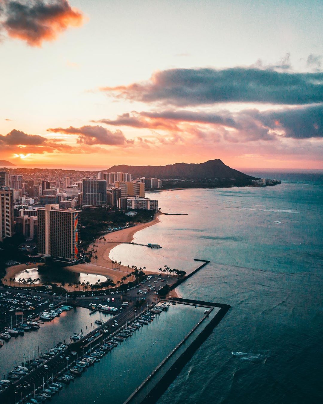 Coastal View of Honolulu, HI at Sunset. Photo by Instagram user @voros_beni