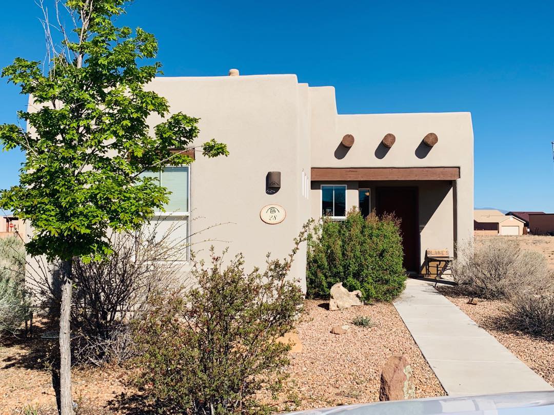 Adobe-style home in Santa Fe, NM. Photo by Instagram user @angelinasellsnm