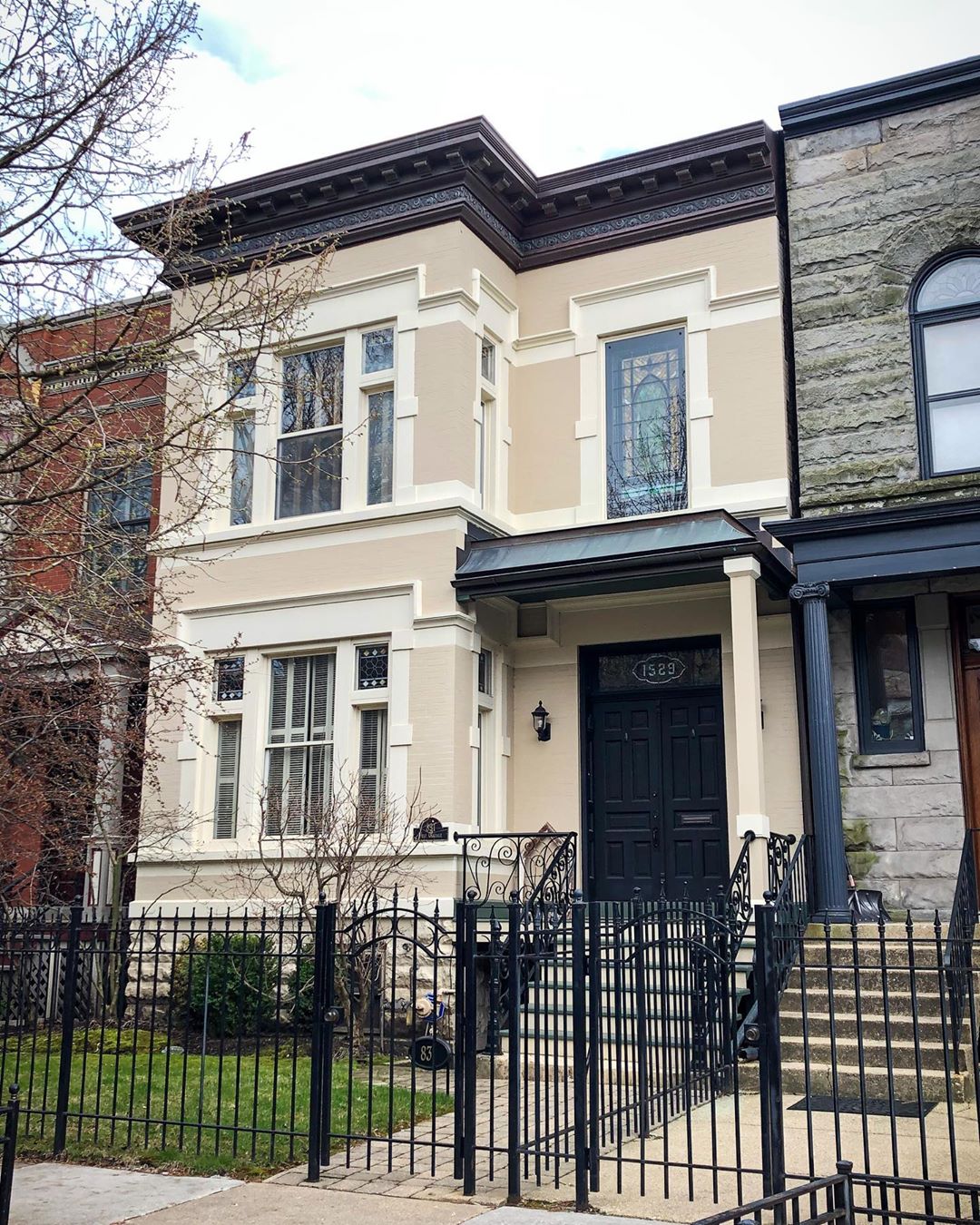 Two Story White Walk Up Home in Lakeview, Chicago. Photo by Instagram user @milliondollarlistingchi