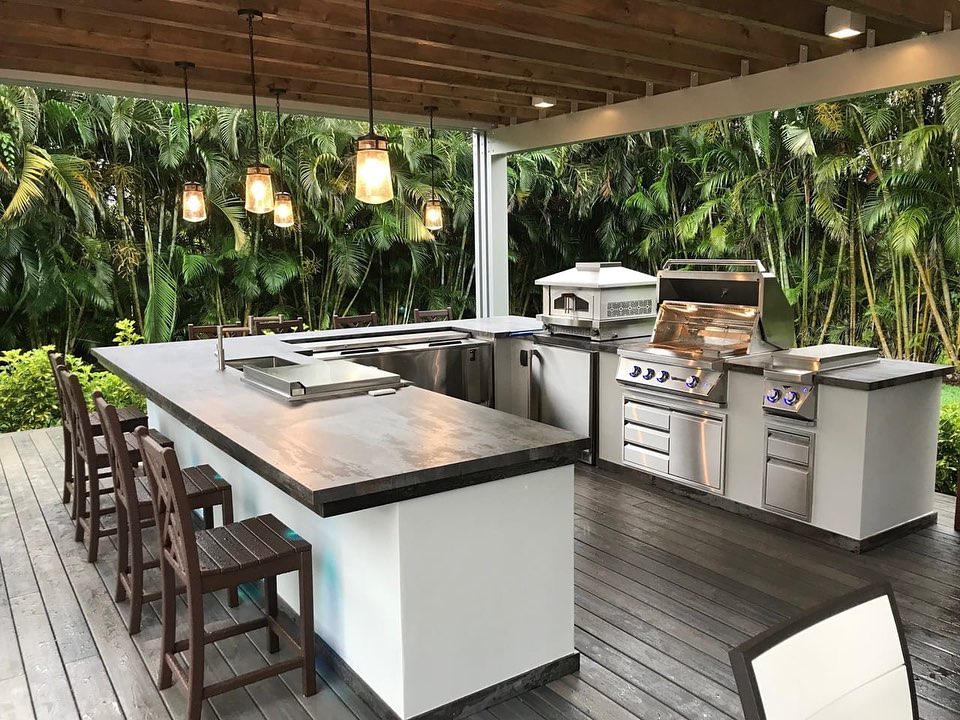 Nice Outdoor Kitchen with Large Counter Space. Photo by Instagram user @castlesunlimited