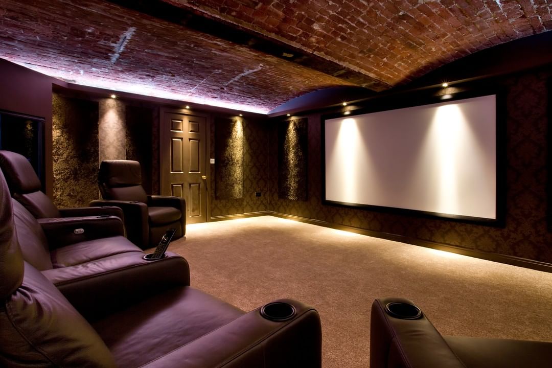 Large Home Theatre Set Up with Projector Screen on the Wall and Recliners. Photo by Instagram user @smartsynergyuk