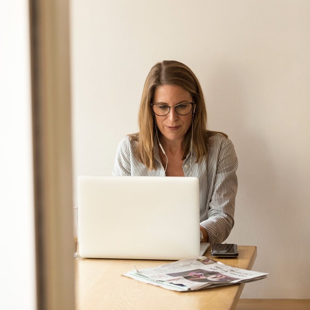 Woman Working at Laptop with Headphones In. Photo by Instagram user @smartgirldigital