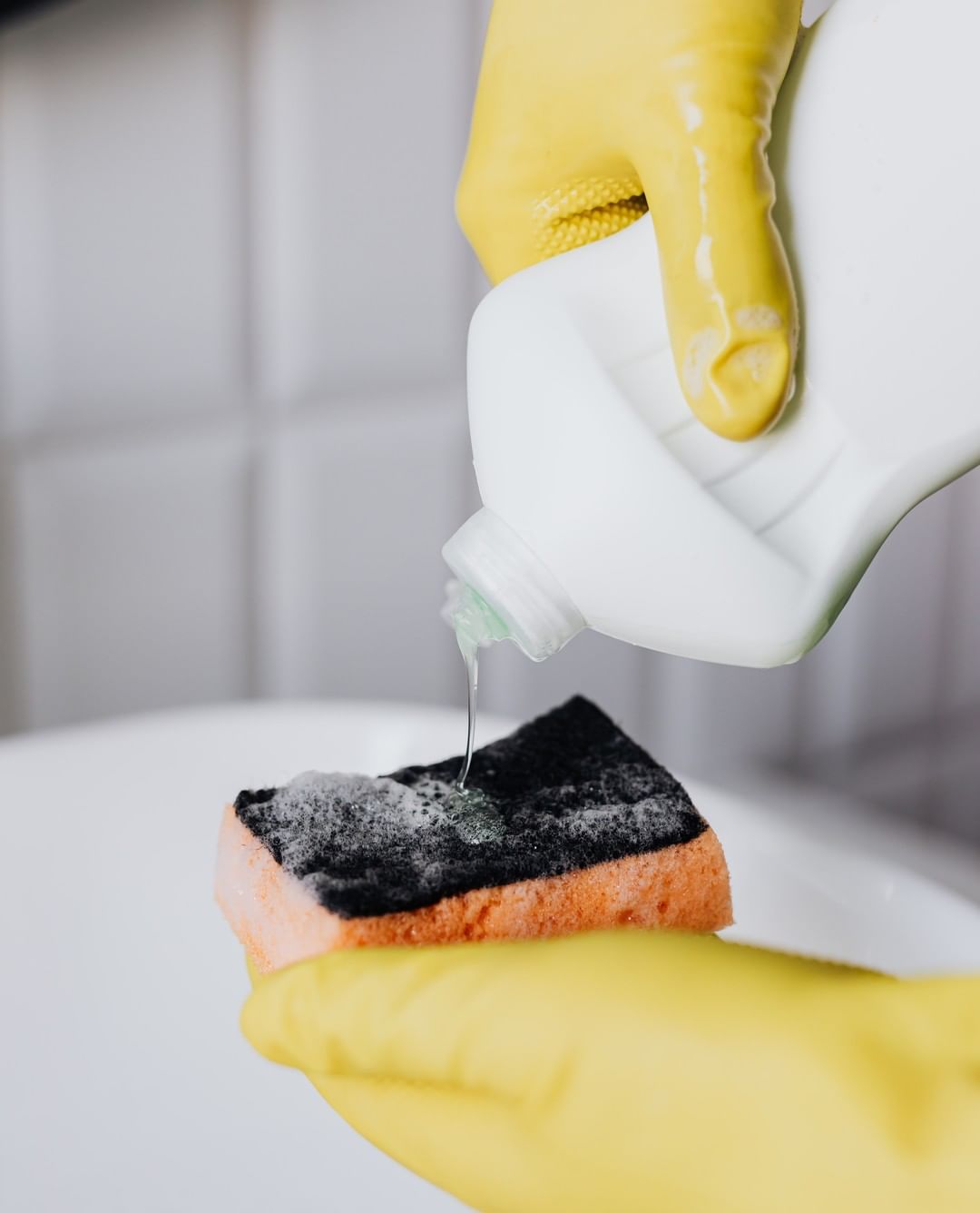 Personal Putting Dish Soap on a Sponge. Photo by Instagram user @theroyalcleaningco