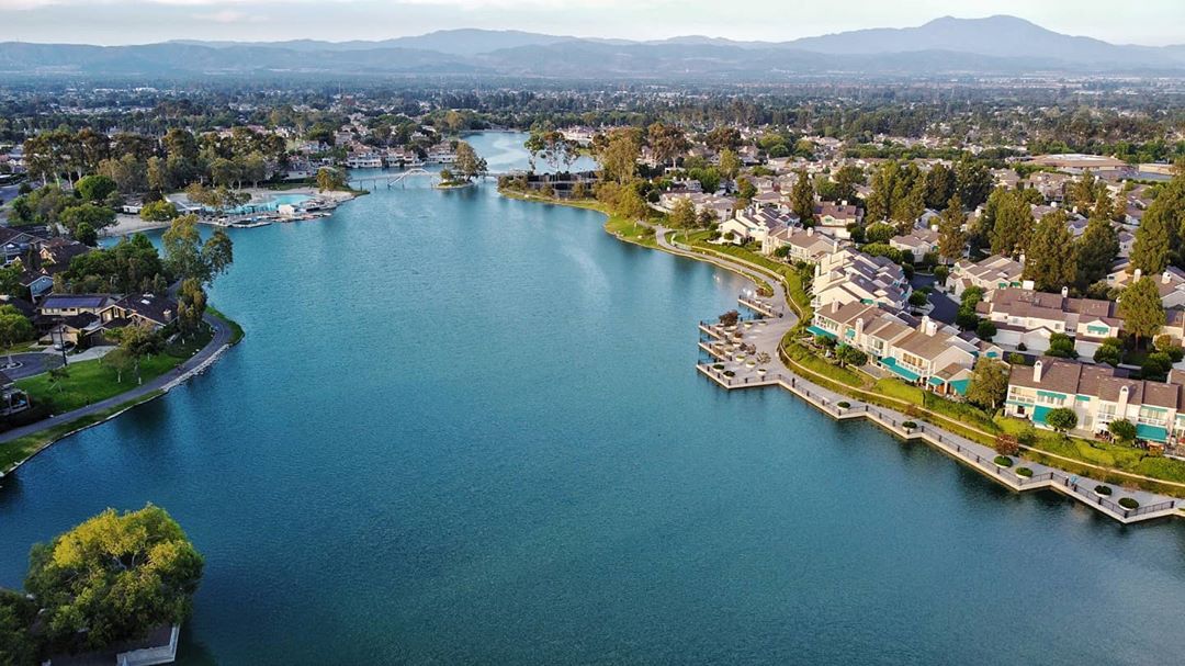 Drone Photo of Northe Lake in Irvine, CA. Photo by Instagram user @timeaknotphotography