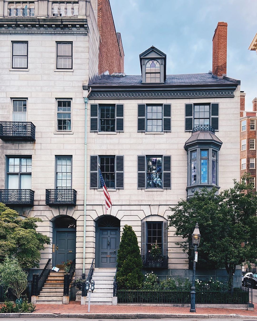 White Stone Townhome in Beacon Hill, Boston. Photo by Instagram user @perlafdez