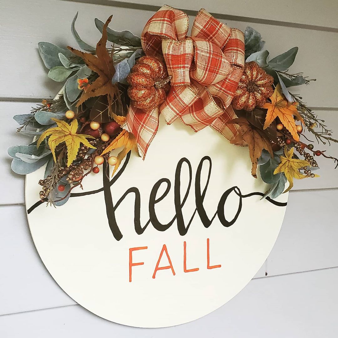 Door Hanger with Hello Fall On It. Photo by Instagram user @heresyoursign.sward