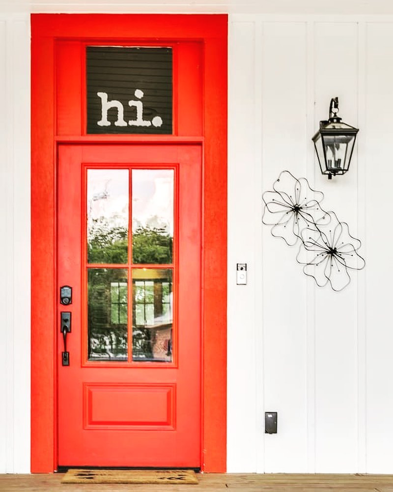 Red Front Door with Sign that Reads Hi Above It. Photo by Instagram user @poppyandryehouse