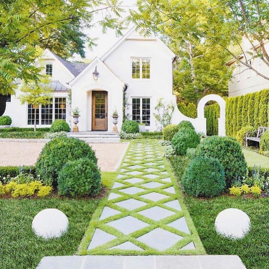 Well Manicured Front Yard with Trimmed Bushes. Photo by Instagram user @summeradamsdesigns