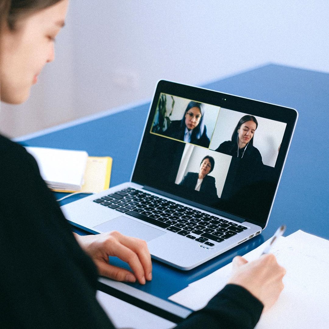 Woman RUnning a Meeting Using Zoom. Photo by Instagram user @ruth_sherman