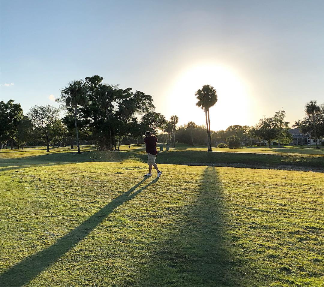 Person Playing Golf at Palm-Aire Oaks Course Estates. Photo by Instagram user @jemanolo