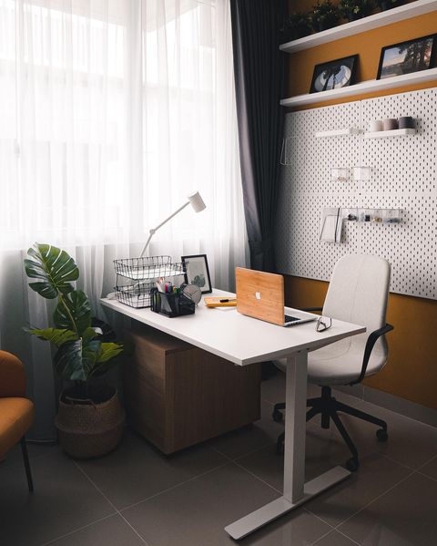 A picture of a well-organized desk being used for a home office. Photo by Instagram user @mrvahn. 