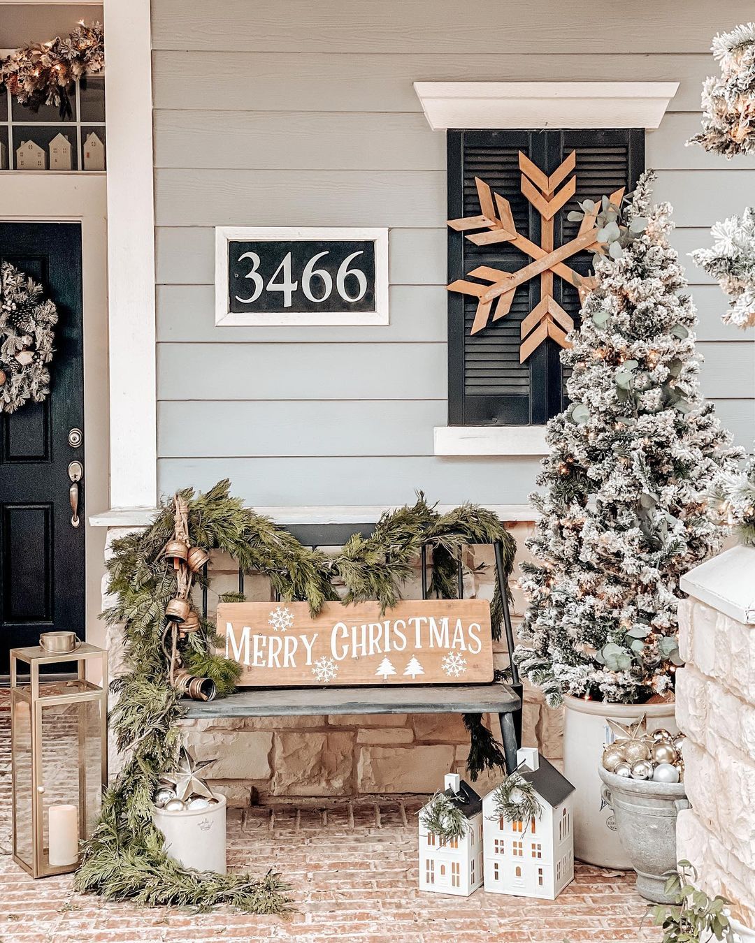 front porch christmas decor. Photo Via @ courtneyfitzp01 @