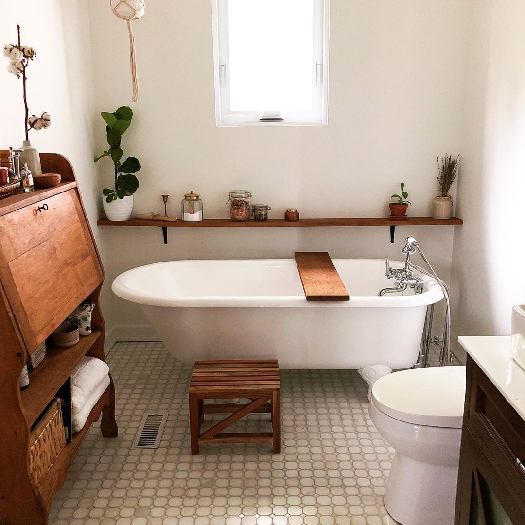 Bathroom with modern updated bathtub. Photo by Instagram user @charankova.s