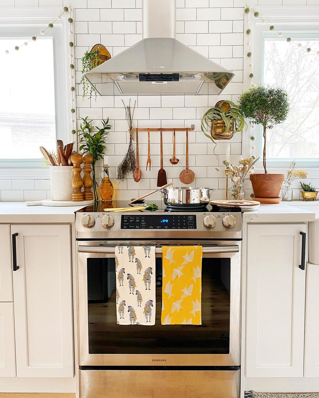 Kitchen Stovetop with a Convection Oven. Photo by Instagram user @thekwendyhome