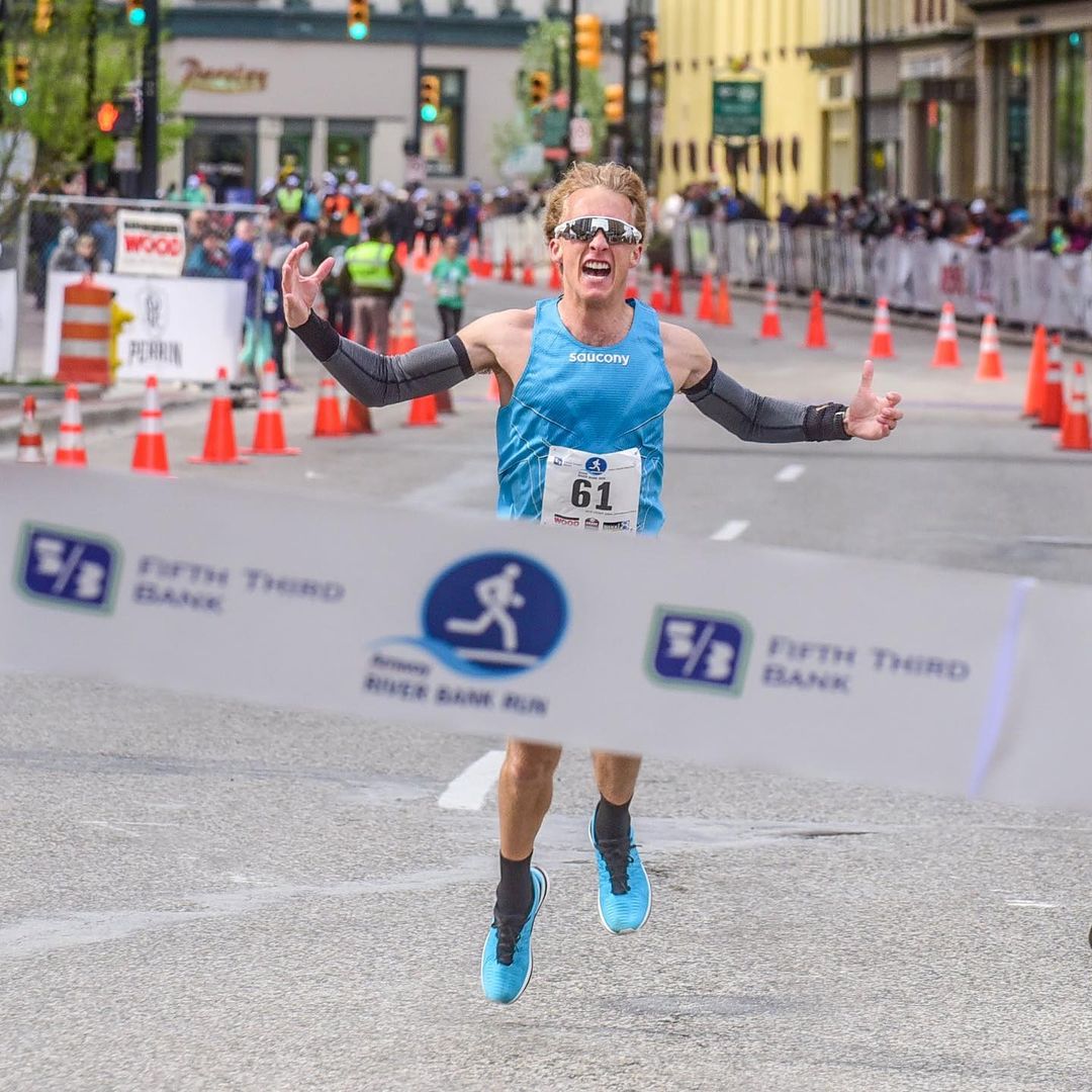Runner nears the finish line at the Amway Riverbank Run. Photo by Instagram user @urimiscott