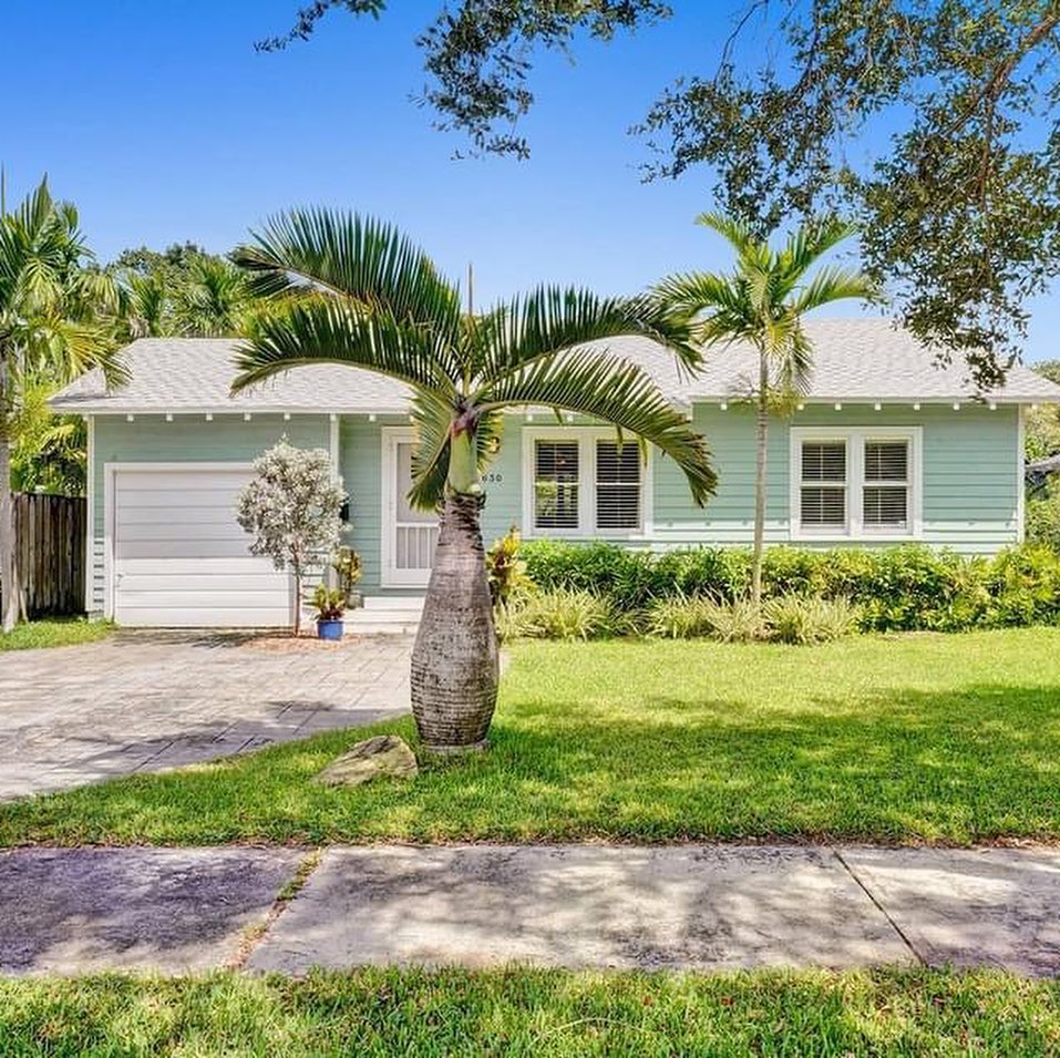 Small Bungalow in Tarpon River, FL. Photo by Instagram user @justaskheidirealtor