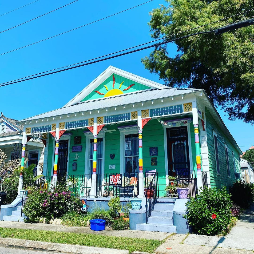 Brightly colored cottage home in Bayou St John neighborhood. Photo by Instagram user @new_to_nola