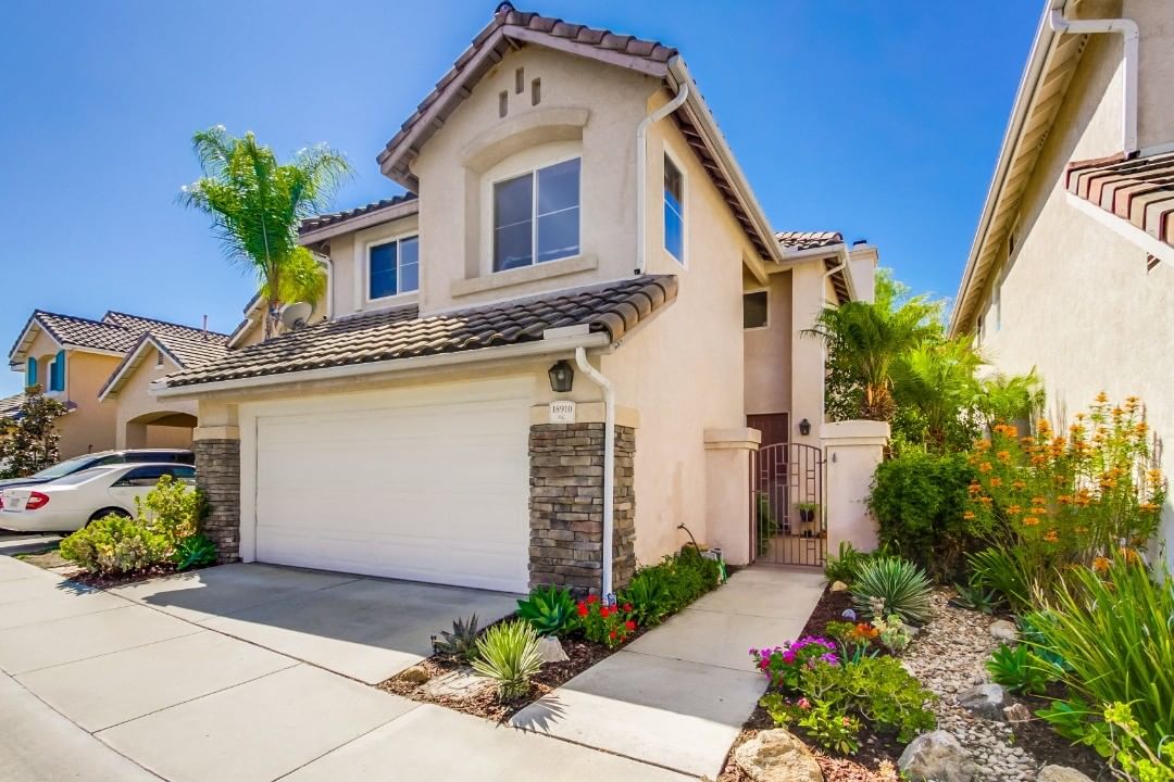 Single-family home in a gated community in Rancho Bernardo, San Diego. Photo by Instagram User @elitehomessandiego