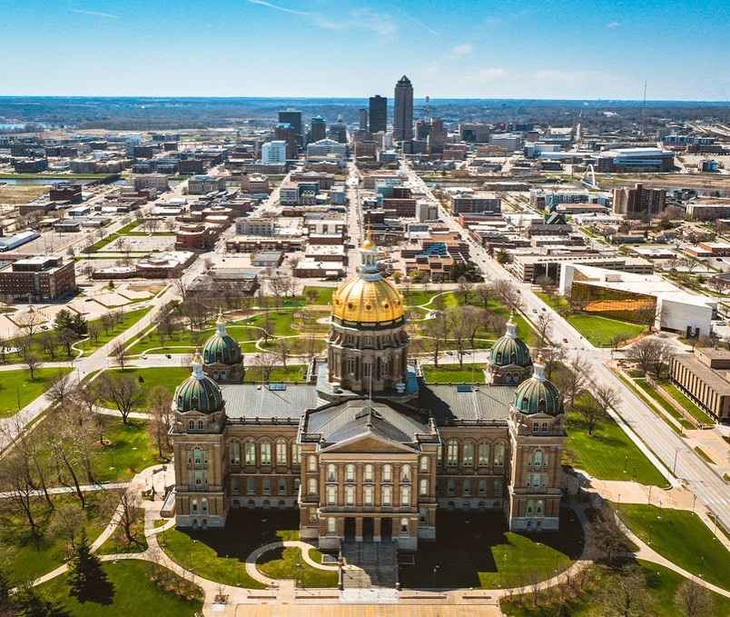 View of the Iowa Statehouse in Des Moines. Photo by Instagram user @jmurphpix