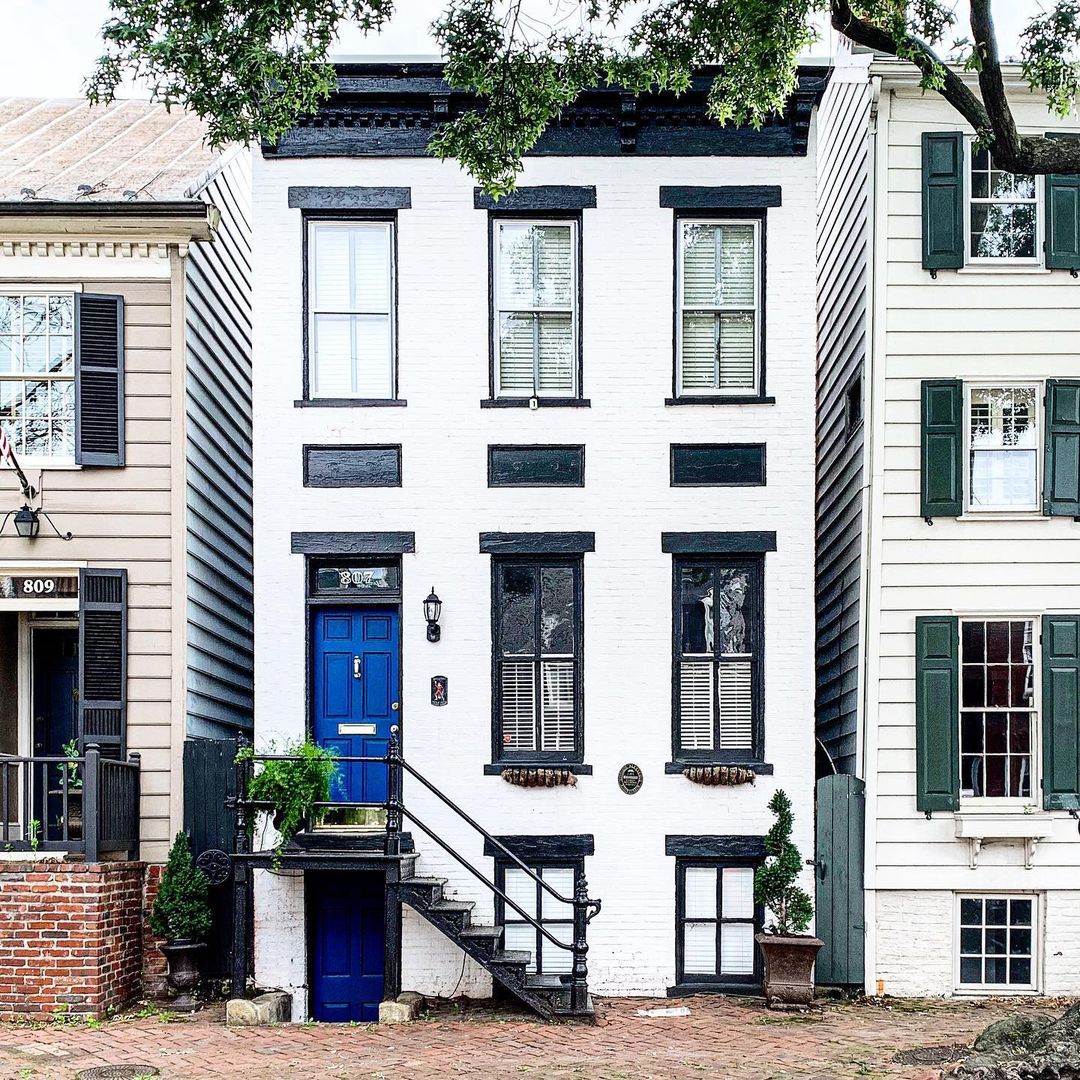 White brick row home with blue front door in Alexandria's Old Town North neighborhood. Photo by Instagram user @scenefrommyrun