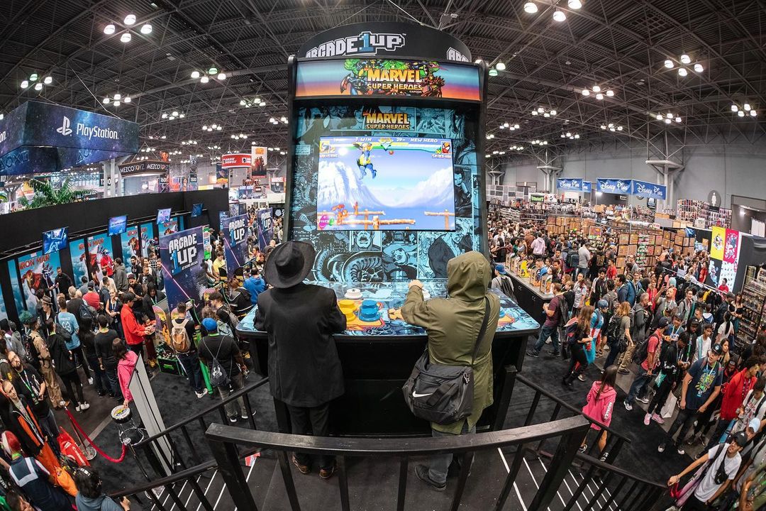 People Playing an Enormous Arcade Game at NYCC. Photo by Instagram user @newyorkcomiccon