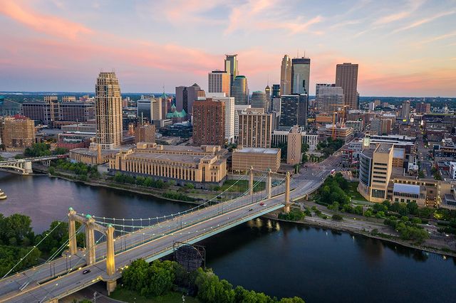 Minneapolis, MN skyline. Photo by @loganfalzone