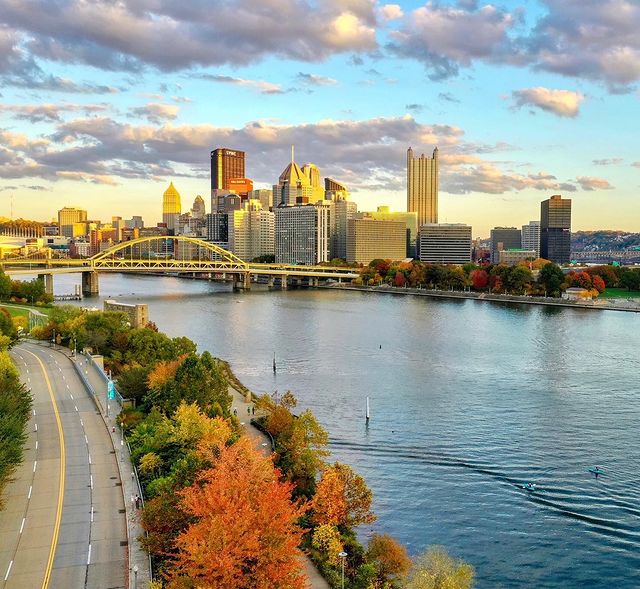 Pittsburgh, PA skyline. Photo by @bradleybphotography