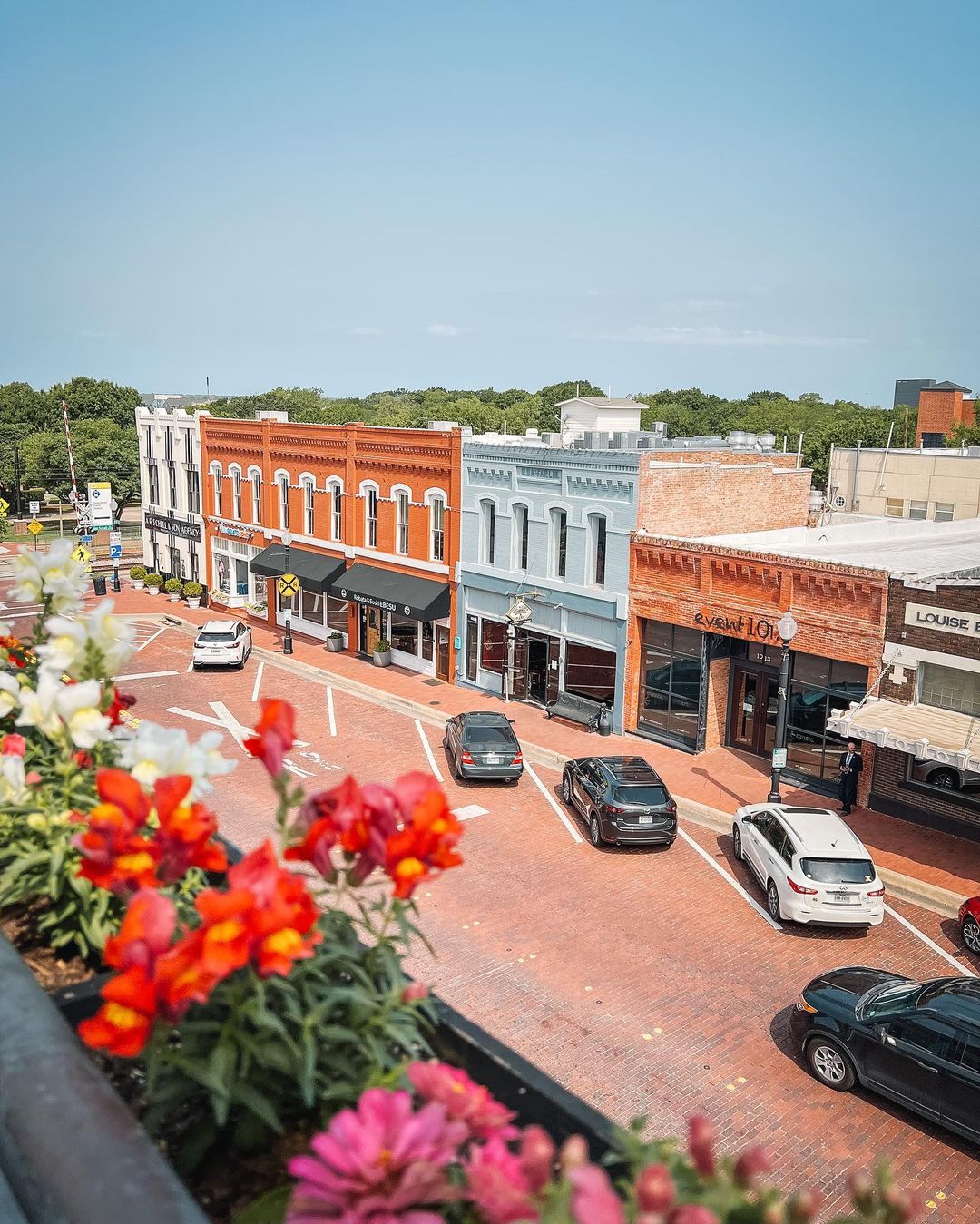 Streetview of Downtown Plano Texas. Photo by Instagram user @itztrinzlife