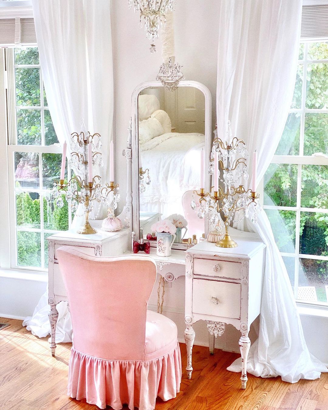 Elegant vanity with pink upholstered vanity chair. Photo by Instagram User @jenniferhayslip