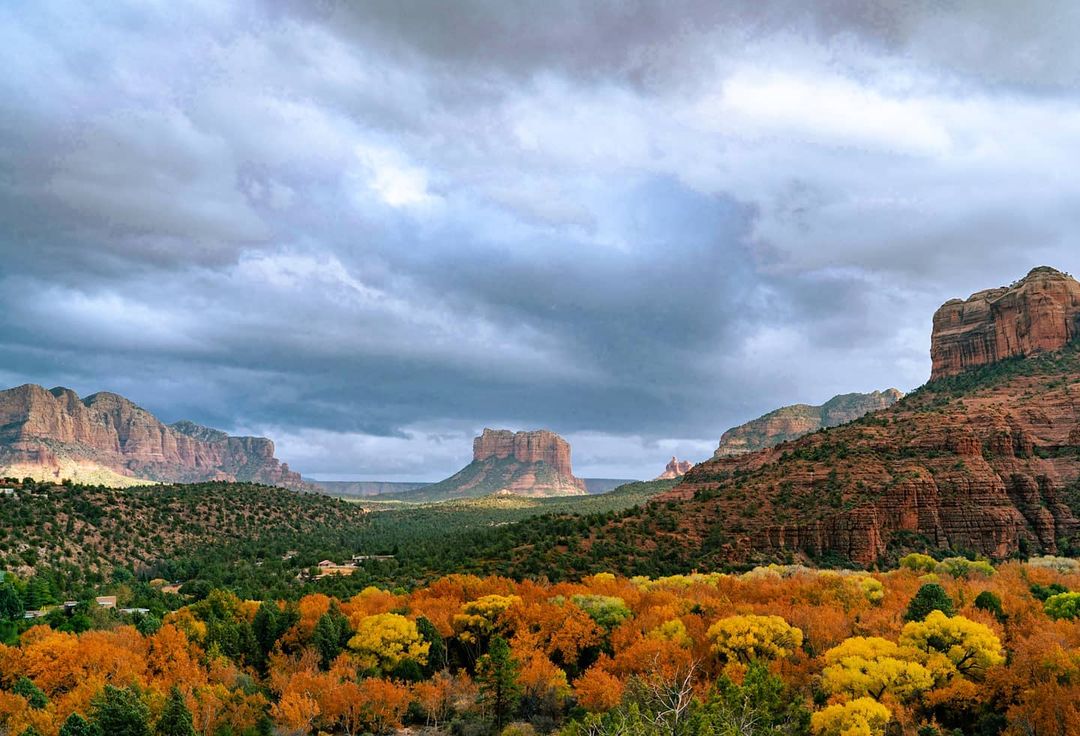 View of the mountains in Sedona, AZ with overcast sky. Photo by Instagram user @livewhatyoufear