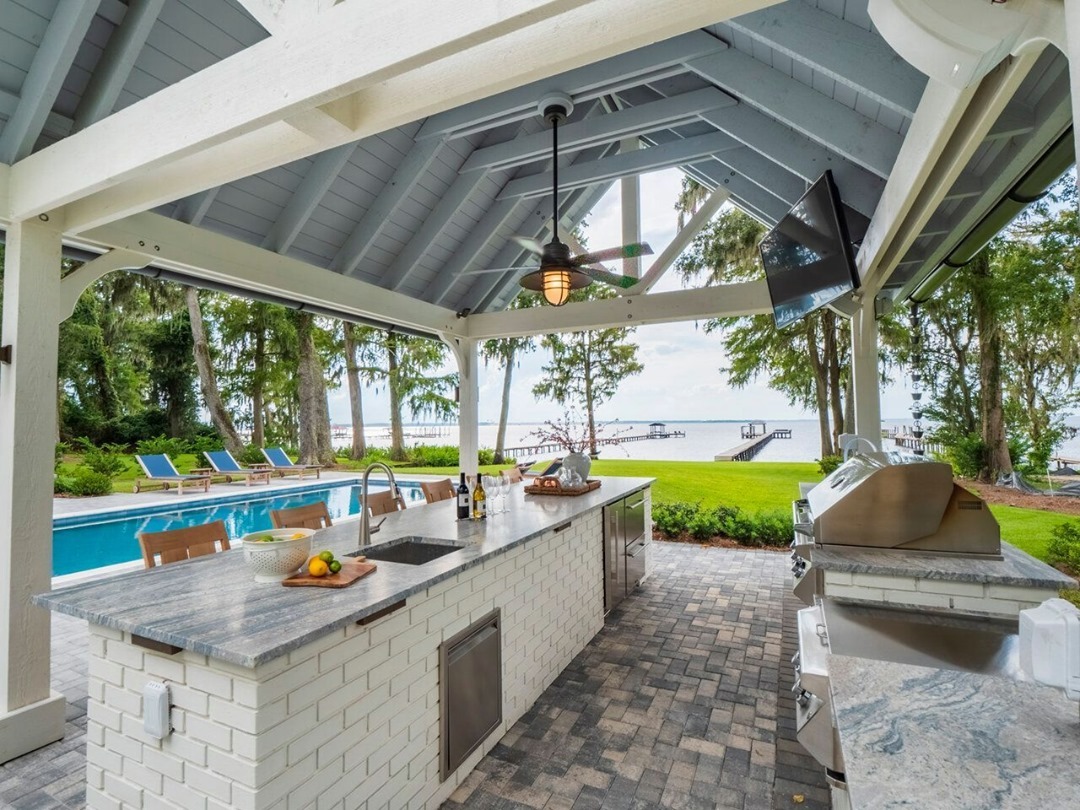Outdoor kitchen by a pool. Photo by @prattguys