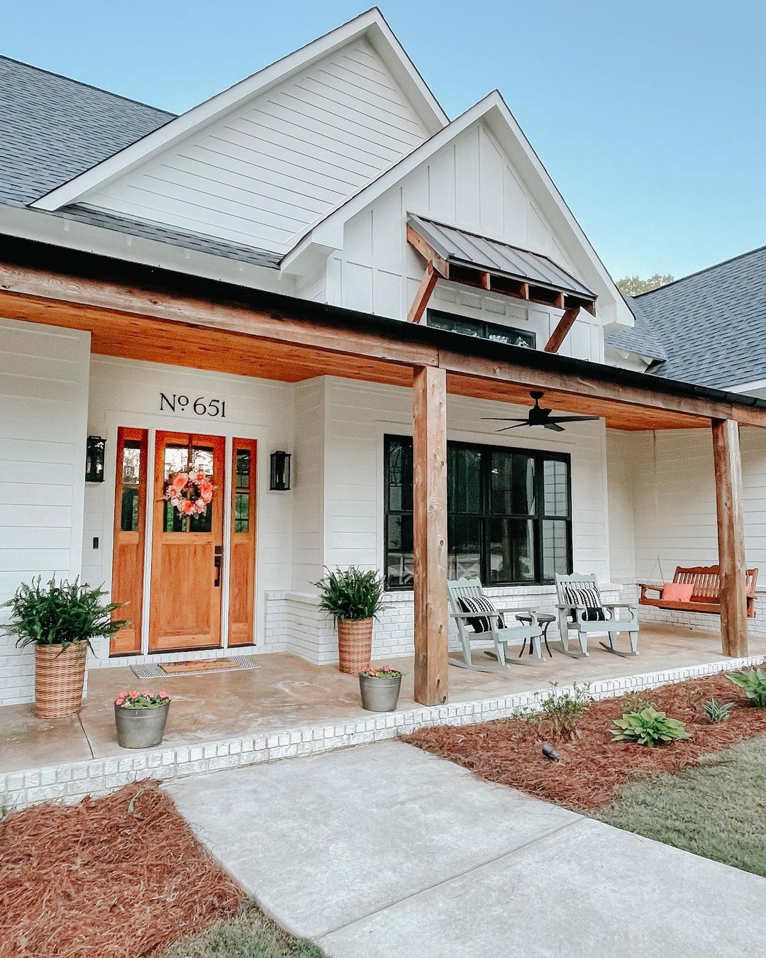 A white house with decorated patio. Photo by @southernsurroundings