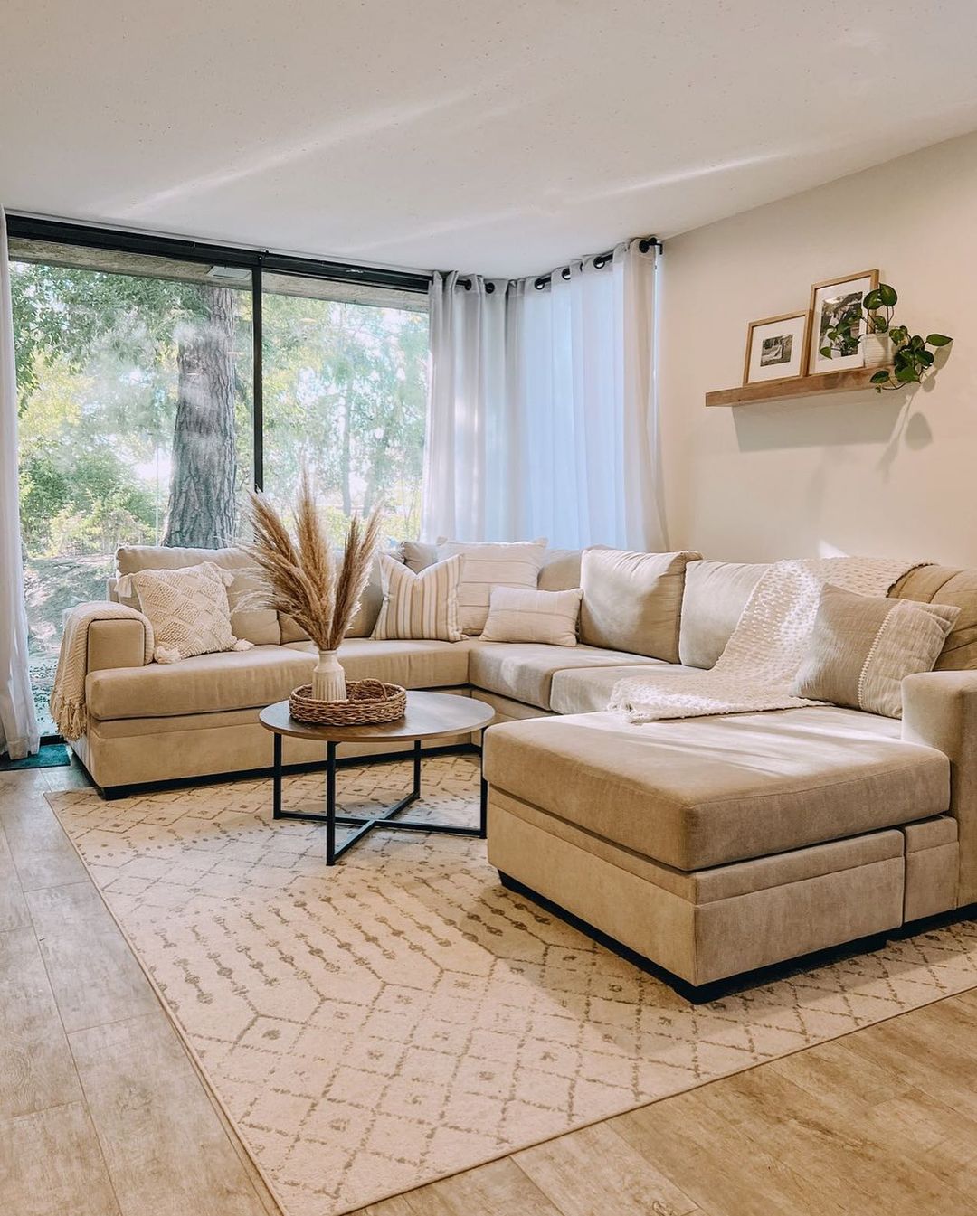 Neutral tone living room. Photo by @kaitlynlauren