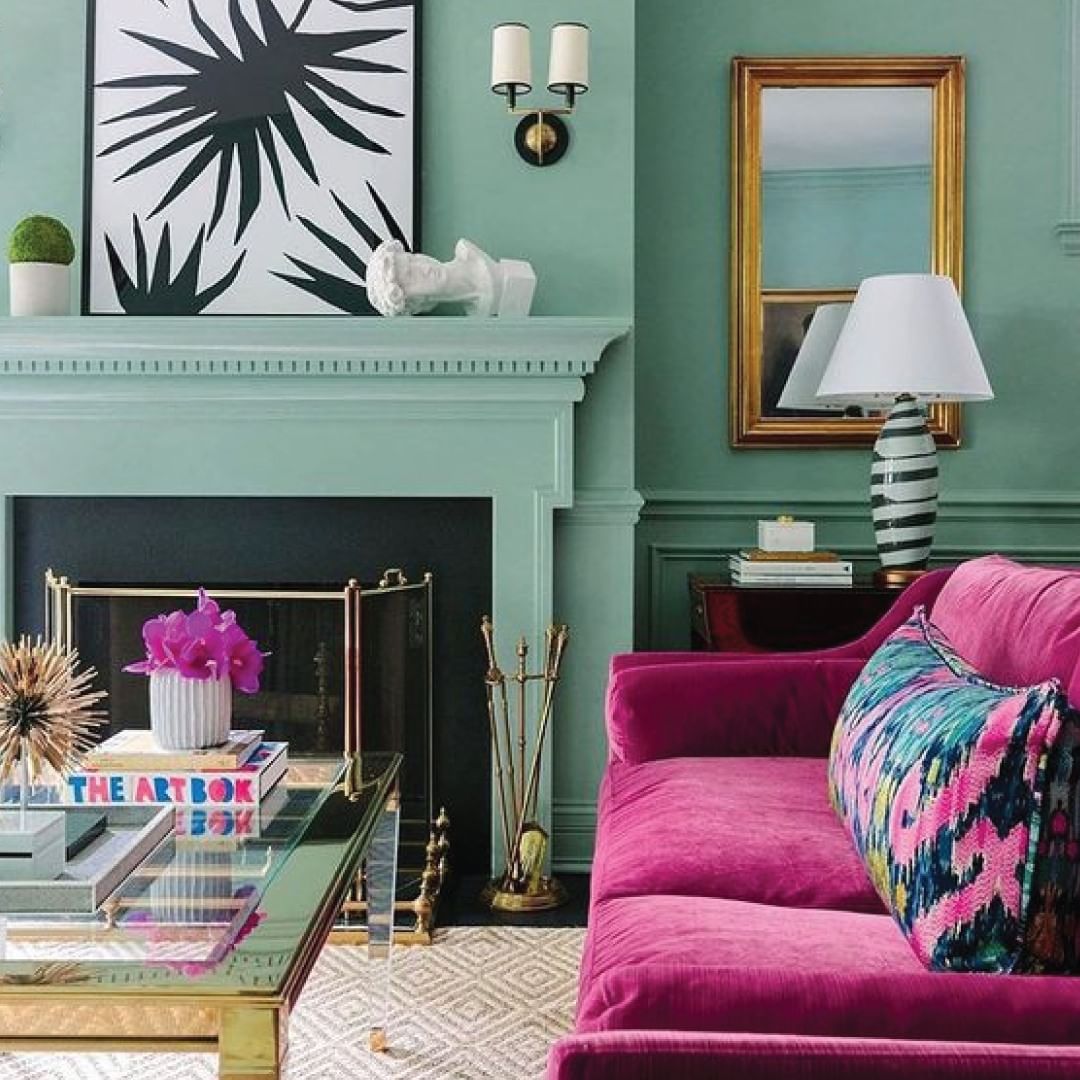 Living rooms with bold colors. Photo by @courtkleblancrealtor